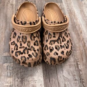 Crocs Leopard Print Clogs | Tan Animal Print | Women’s Size 7